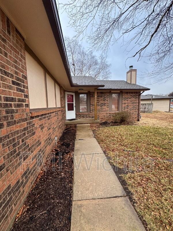 1832 S Griffith St - Photo 2 of 18