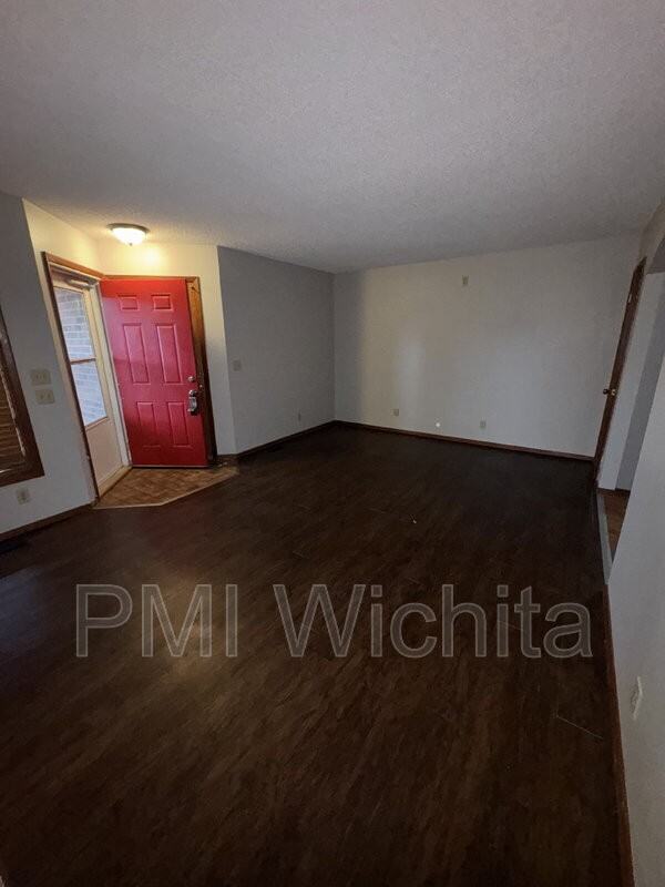 1832 S Griffith St - Photo 3 of 18