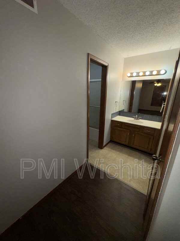 1832 S Griffith St - Photo 7 of 18