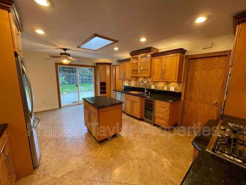 1545 Kenora St - Photo 5 of 26