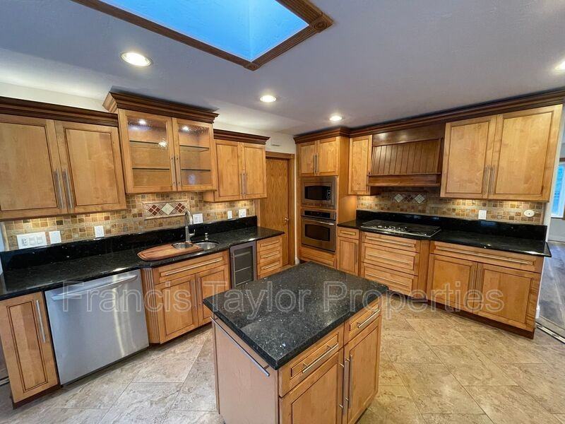 1545 Kenora St - Photo 6 of 26