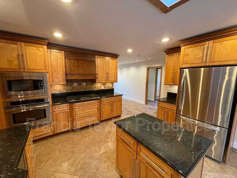 1545 Kenora St - Photo 7 of 26