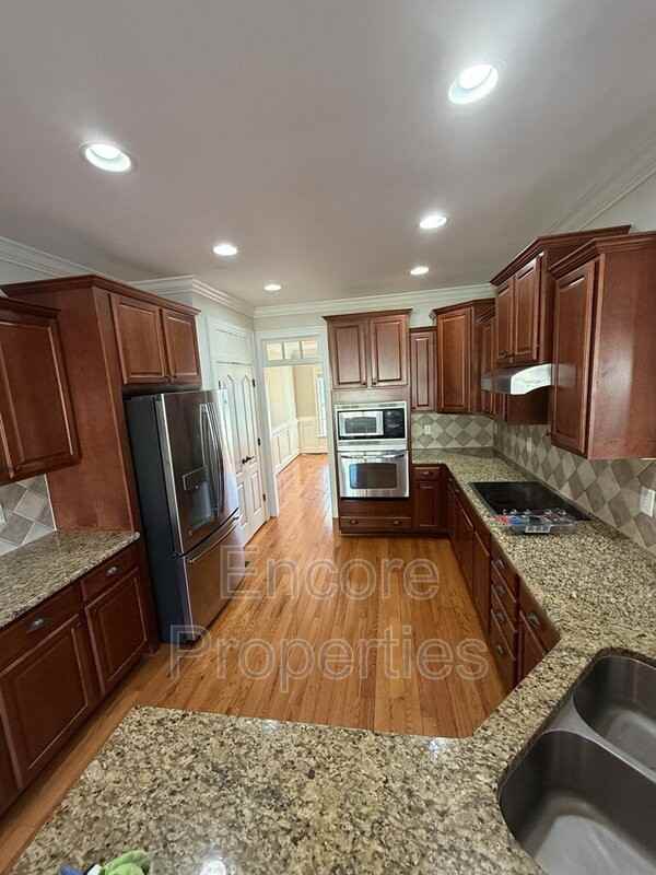 410 Stranraer Ct - Photo 6 of 27