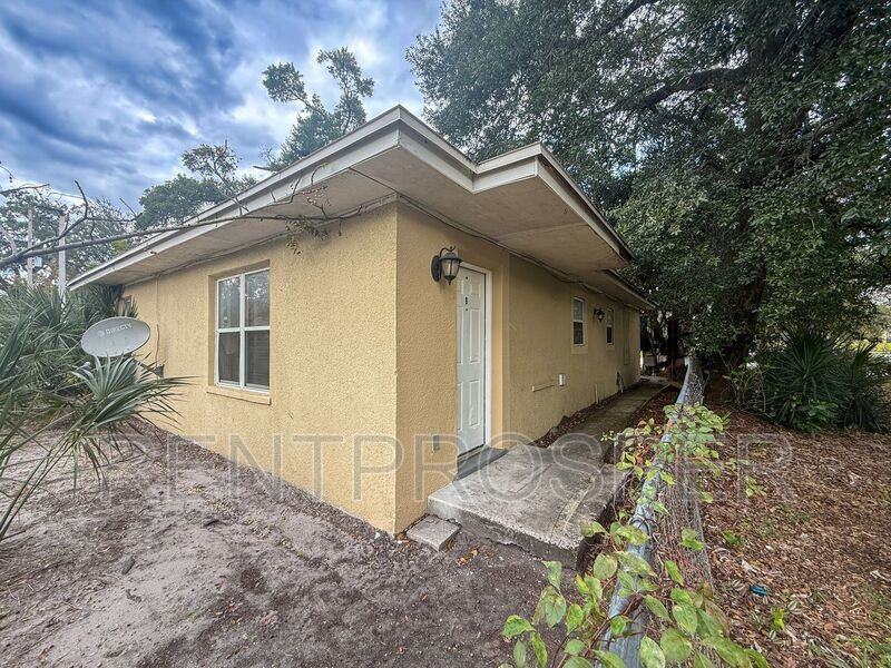 810 Eresken Ave #B - Photo 3 of 14