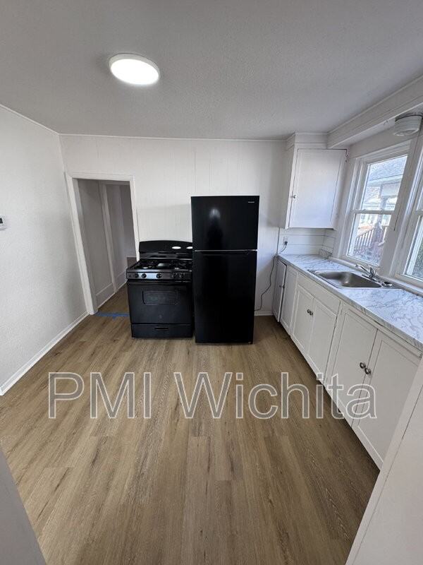 258 S Poplar St - Photo 2 of 15