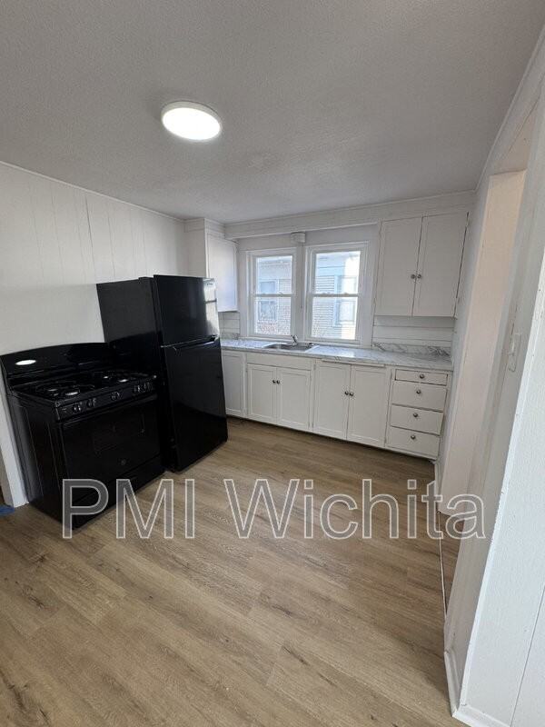 258 S Poplar St - Photo 3 of 15