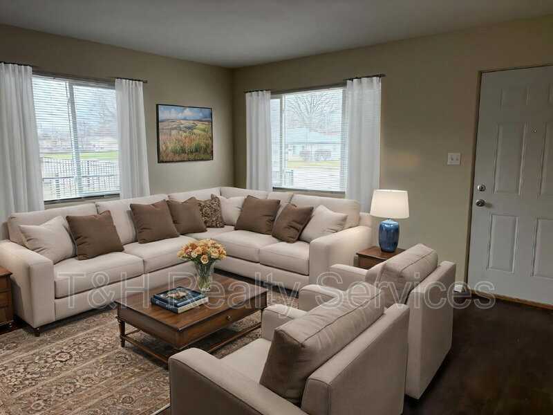 2310 S Keystone Ave - Photo 4 of 20