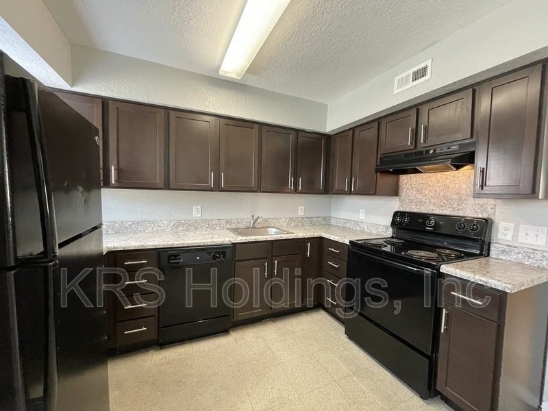 871 41st St - Photo 2 of 11