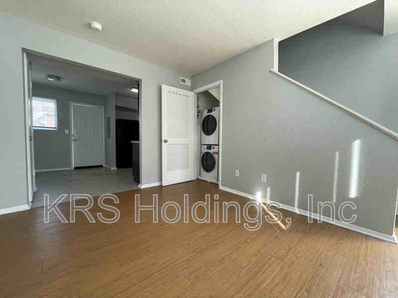 871 41st St - Photo 3 of 11