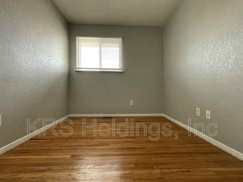 871 41st St - Photo 4 of 11