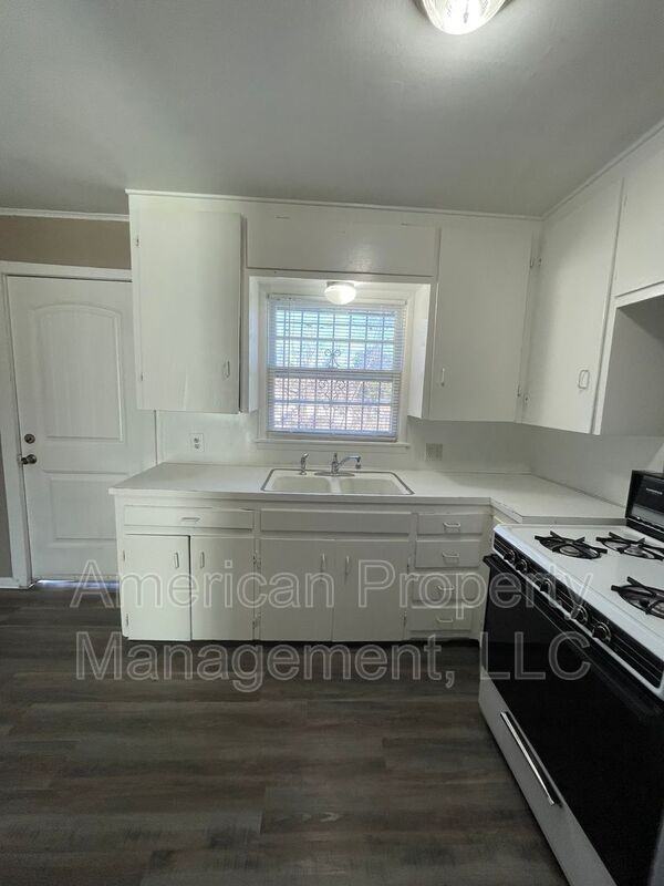 2405 N Urbana Ave - Photo 6 of 25