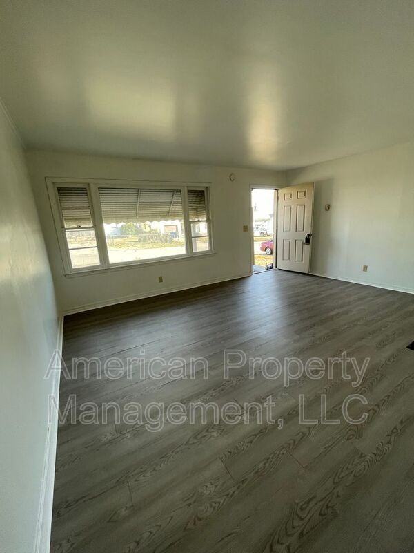 2730 N Main St - Photo 3 of 27