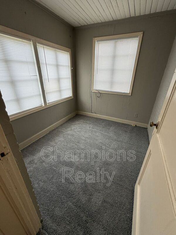 2802 Pecan St #B - Photo 3 of 26