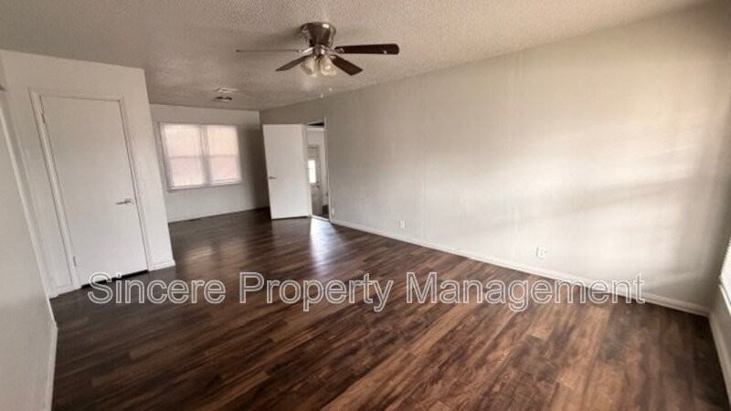 1425 N Sterling Ave - Photo 2 of 9