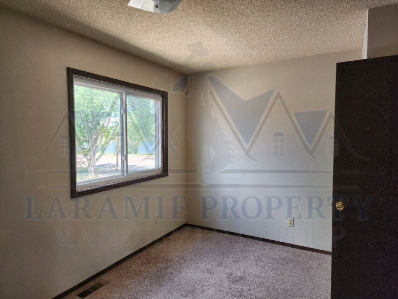 869 N 8th St - Photo 4 of 14