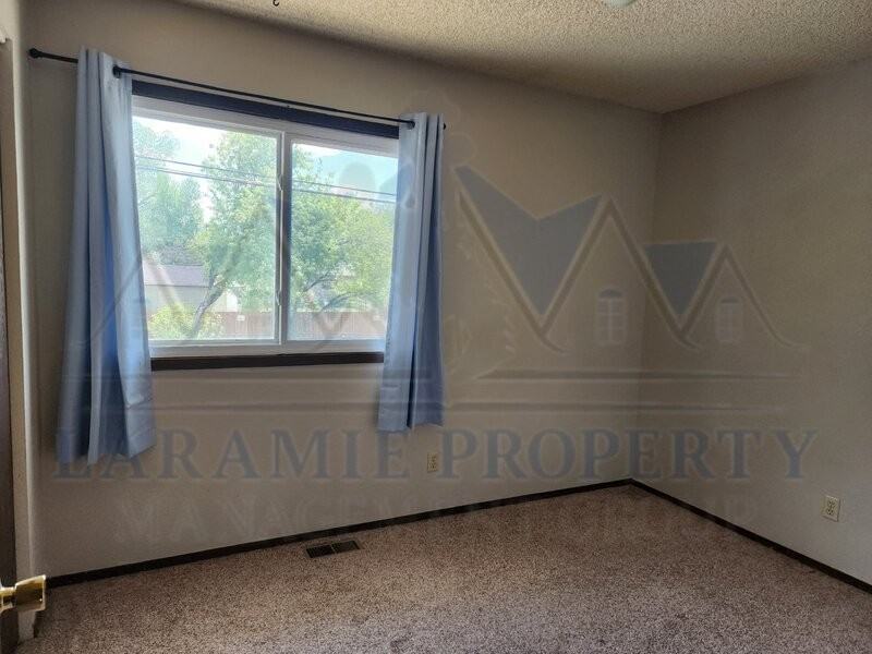 869 N 8th St - Photo 5 of 14