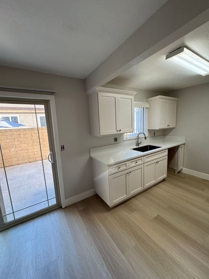 11702 Lakewood Blvd. Downey, 2 Car Garage, Central Air/Heat and in Unit Laundry! - Photo 2 of 4