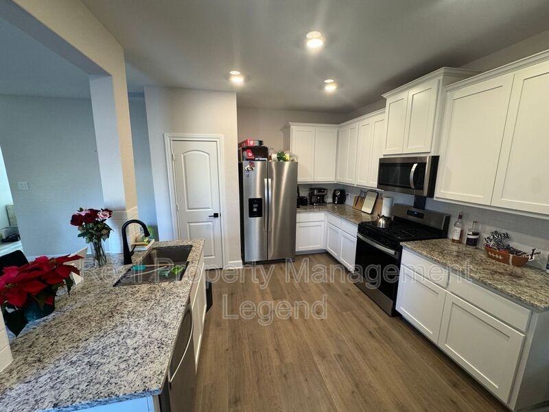 1210 Bullock Dr - Photo 5 of 13