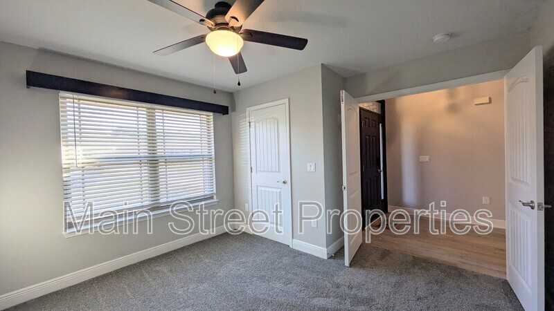 4417 Fiske St - Photo 5 of 37