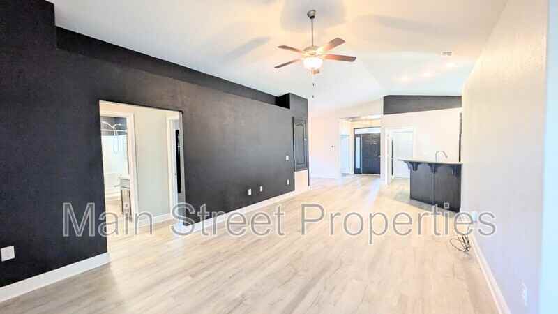 4417 Fiske St - Photo 7 of 37