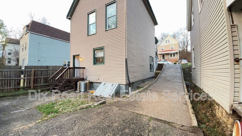 879 Rockdale Ave - Photo 4 of 29