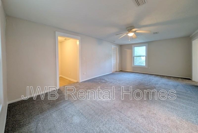 203 Spring St - Photo 5 of 17