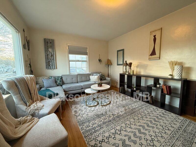 631 Cheney St - Photo 4 of 21