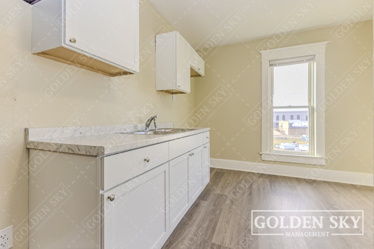 646 North Mulberry Street - Photo 3 of 10