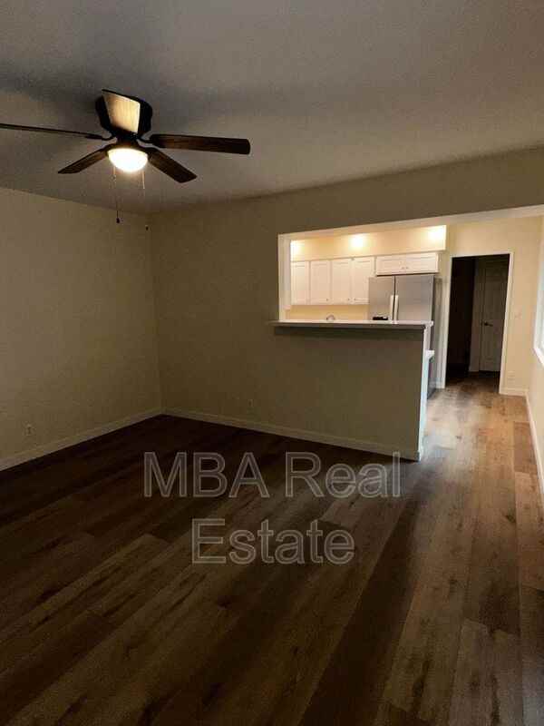 660 W Erie St - Photo 5 of 21