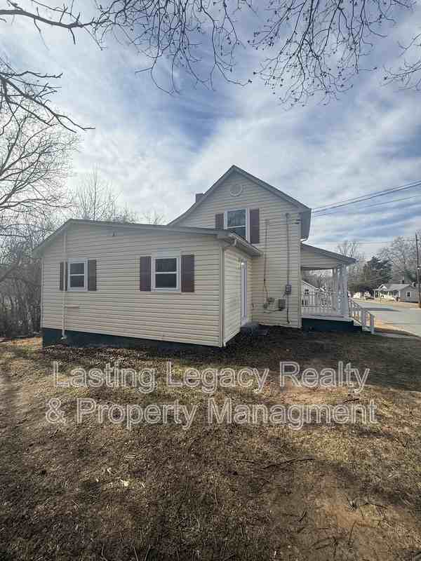 325 Jackson St - Photo 3 of 15