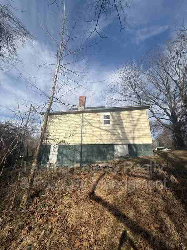 325 Jackson St - Photo 4 of 15