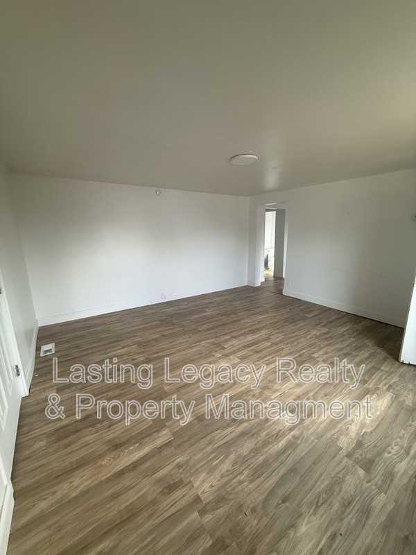 325 Jackson St - Photo 6 of 15