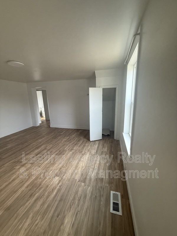 325 Jackson St - Photo 7 of 15