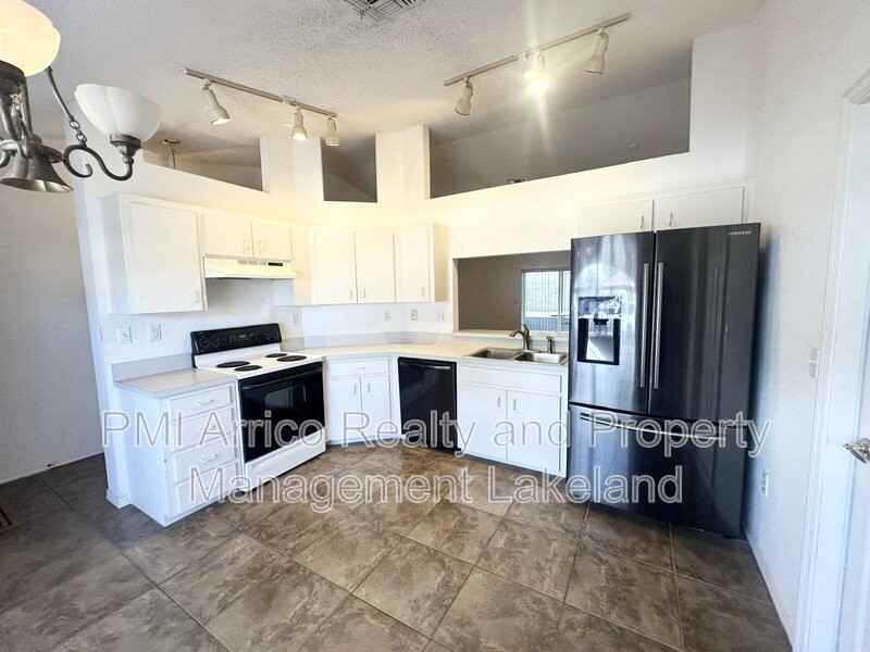 8150 Oakhurst Blvd - Photo 4 of 17