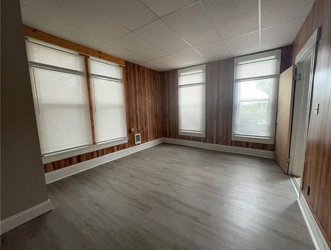 105 South College Street - Photo 4 of 9