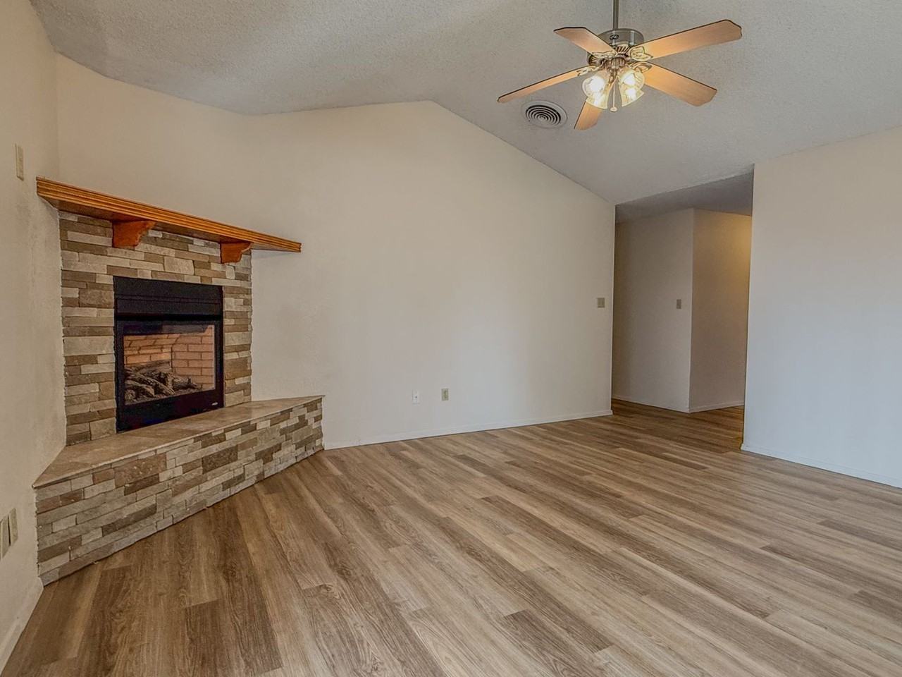 2409 Utah Ave - Photo 3 of 20