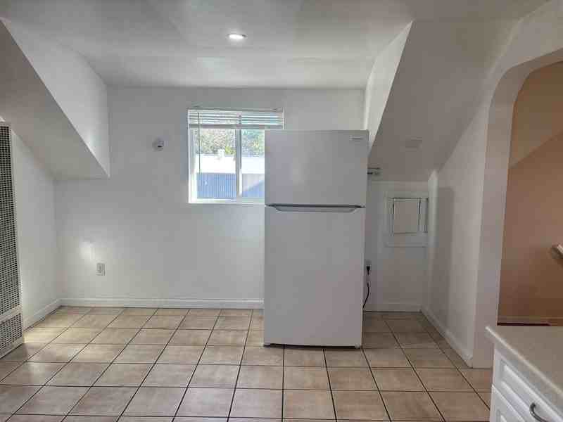 415 College Ave #4 - Photo 6 of 14