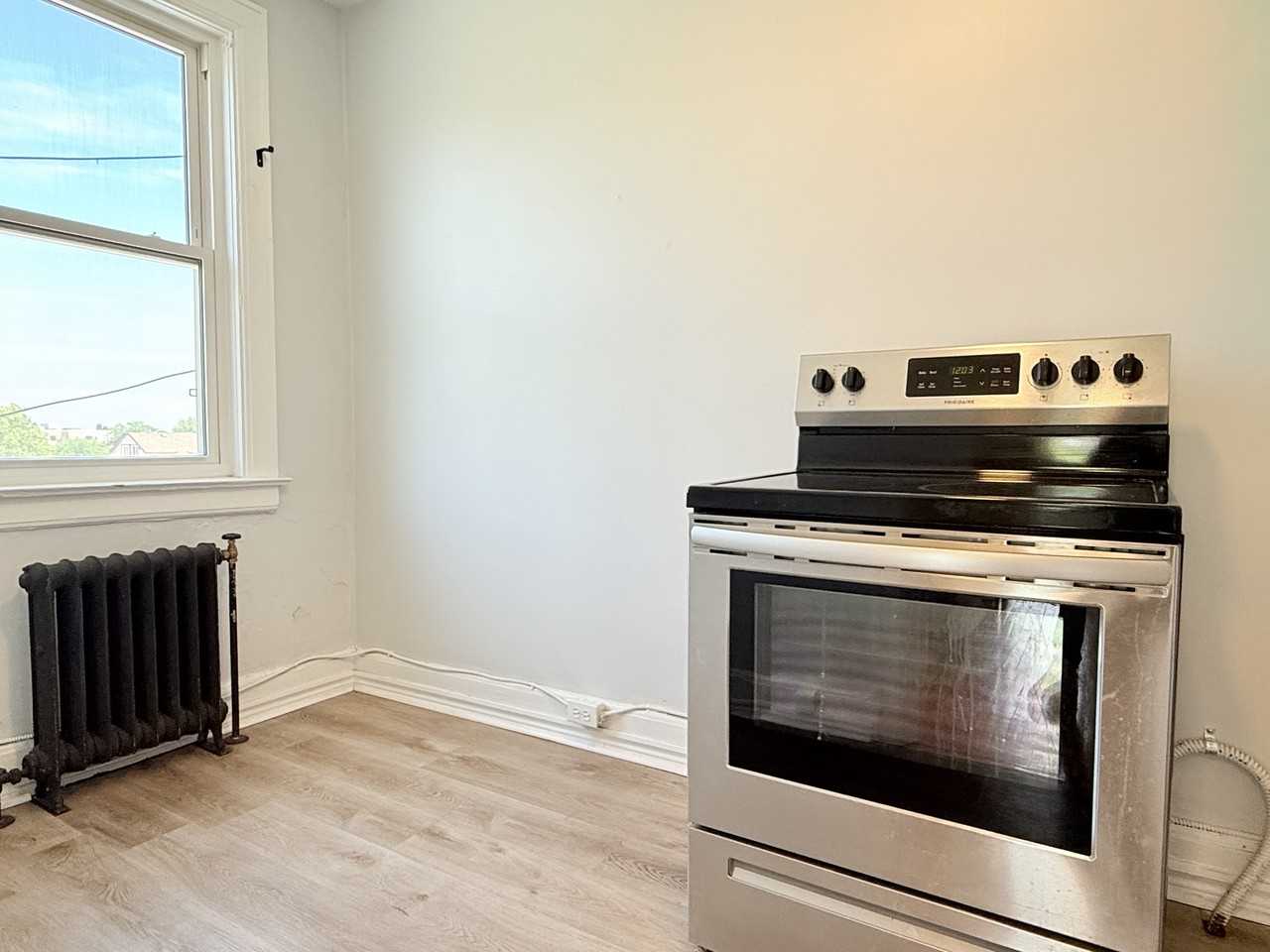 74 Hanna Street West - Photo 3 of 27