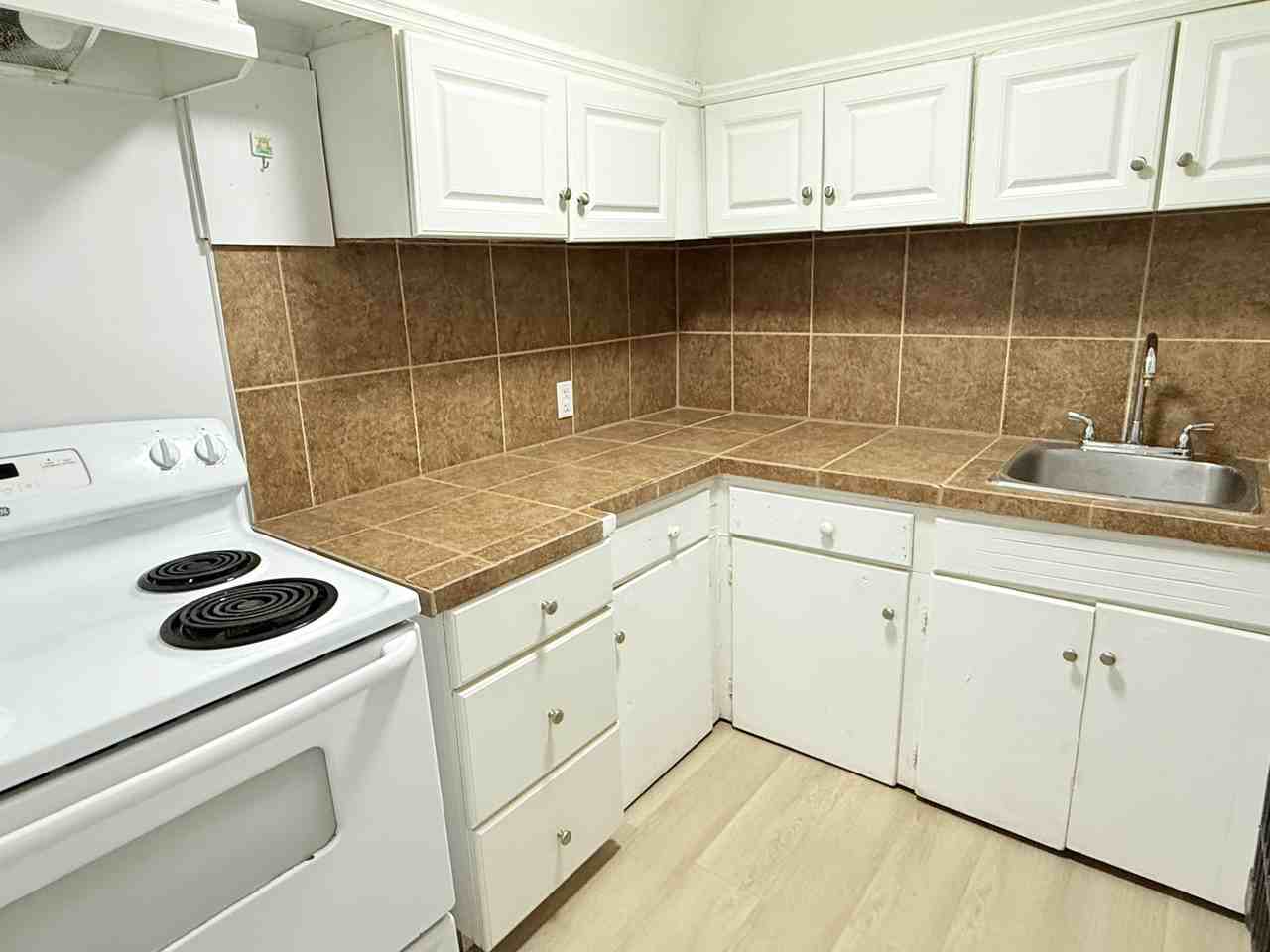 1518 University Avenue West - Photo 6 of 18