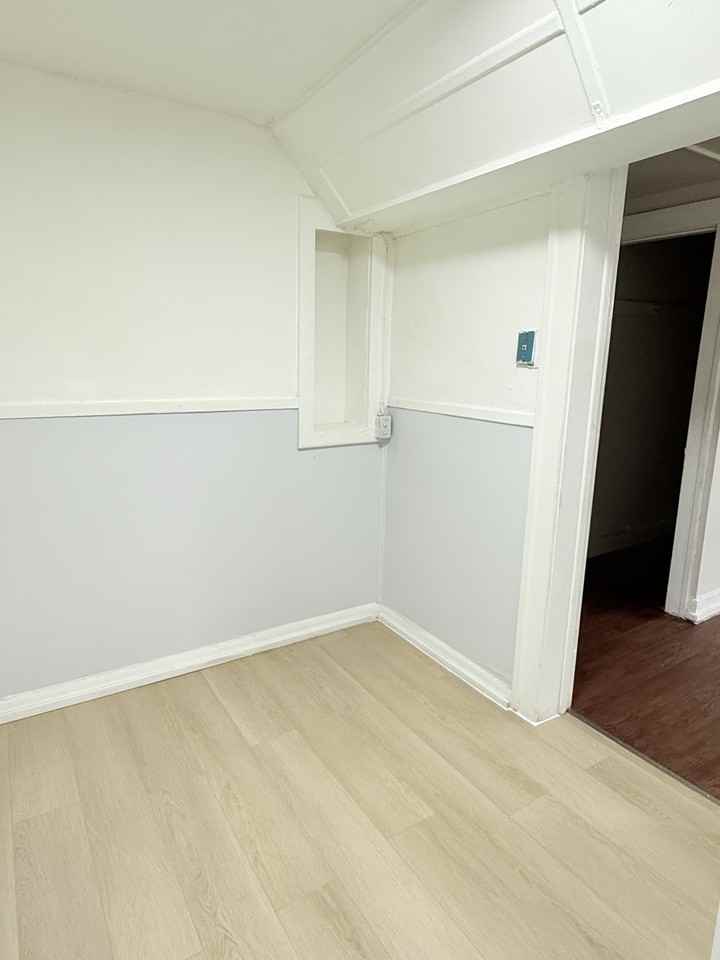 1518 University Avenue West - Photo 7 of 18