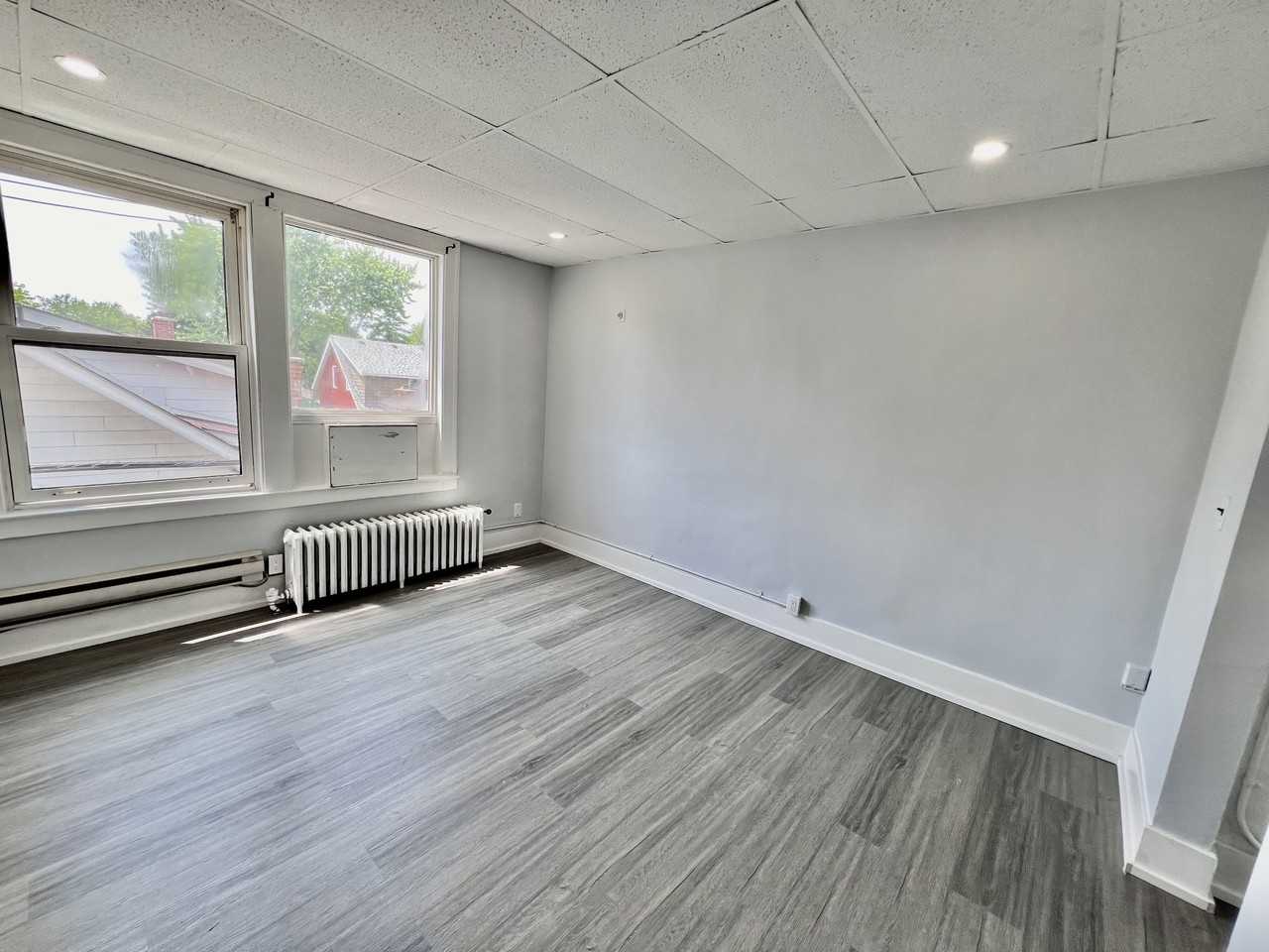 1495 Gladstone Avenue - Photo 2 of 9