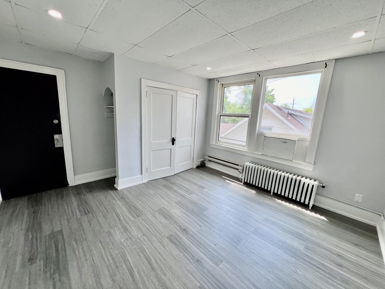 1495 Gladstone Avenue - Photo 3 of 9