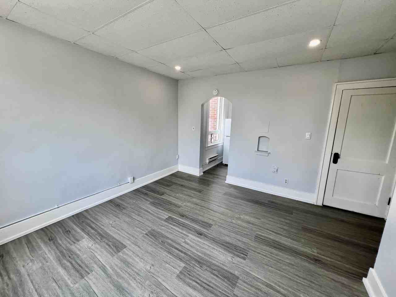 1495 Gladstone Avenue - Photo 4 of 9