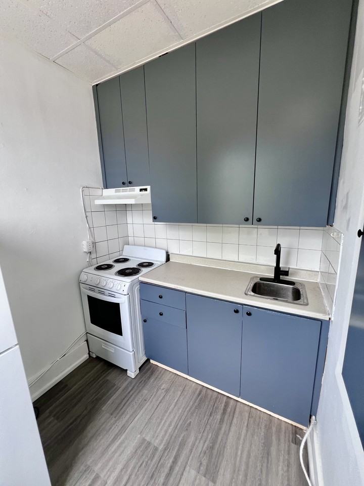 1495 Gladstone Avenue - Photo 5 of 9