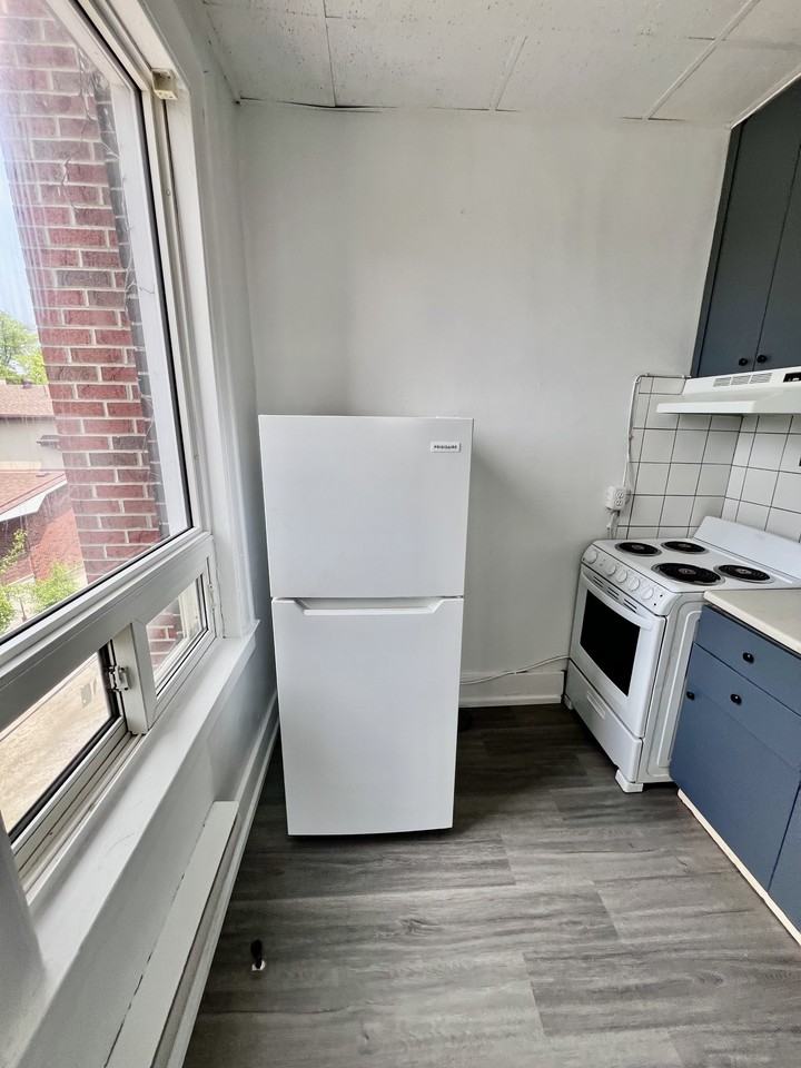 1495 Gladstone Avenue - Photo 6 of 9