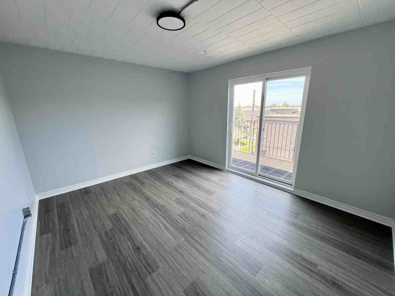 180 Tecumseh Road East - Photo 7 of 12