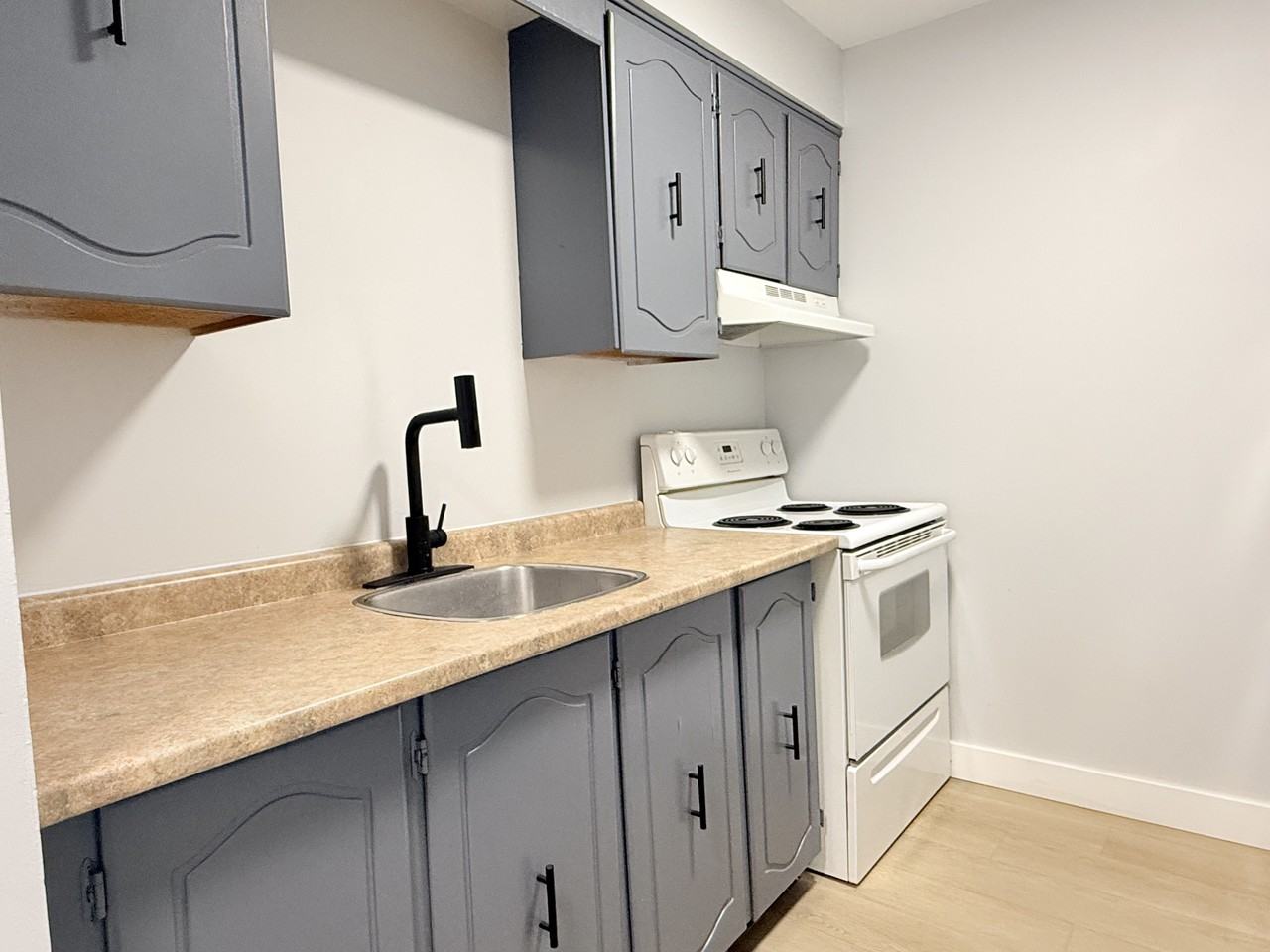 4 Dufferin Street - Photo 3 of 33