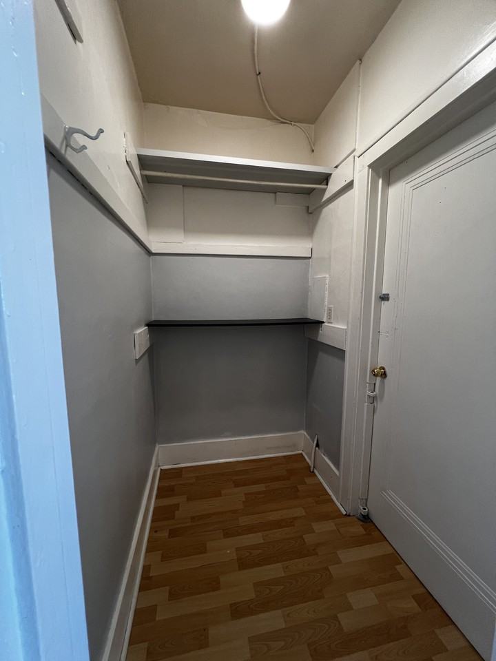 1441 Wyandotte Street East - Photo 5 of 8