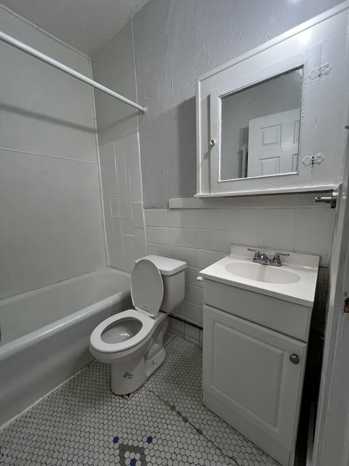 1441 Wyandotte Street East - Photo 6 of 8