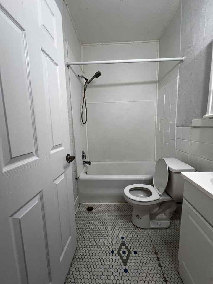 1441 Wyandotte Street East - Photo 7 of 8